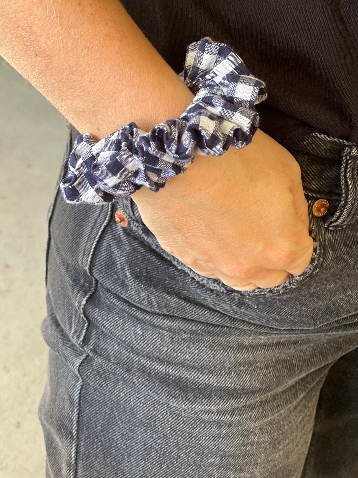 Chouchou en coton vichy bleu marine – Accessoire cheveux tendance et confortable