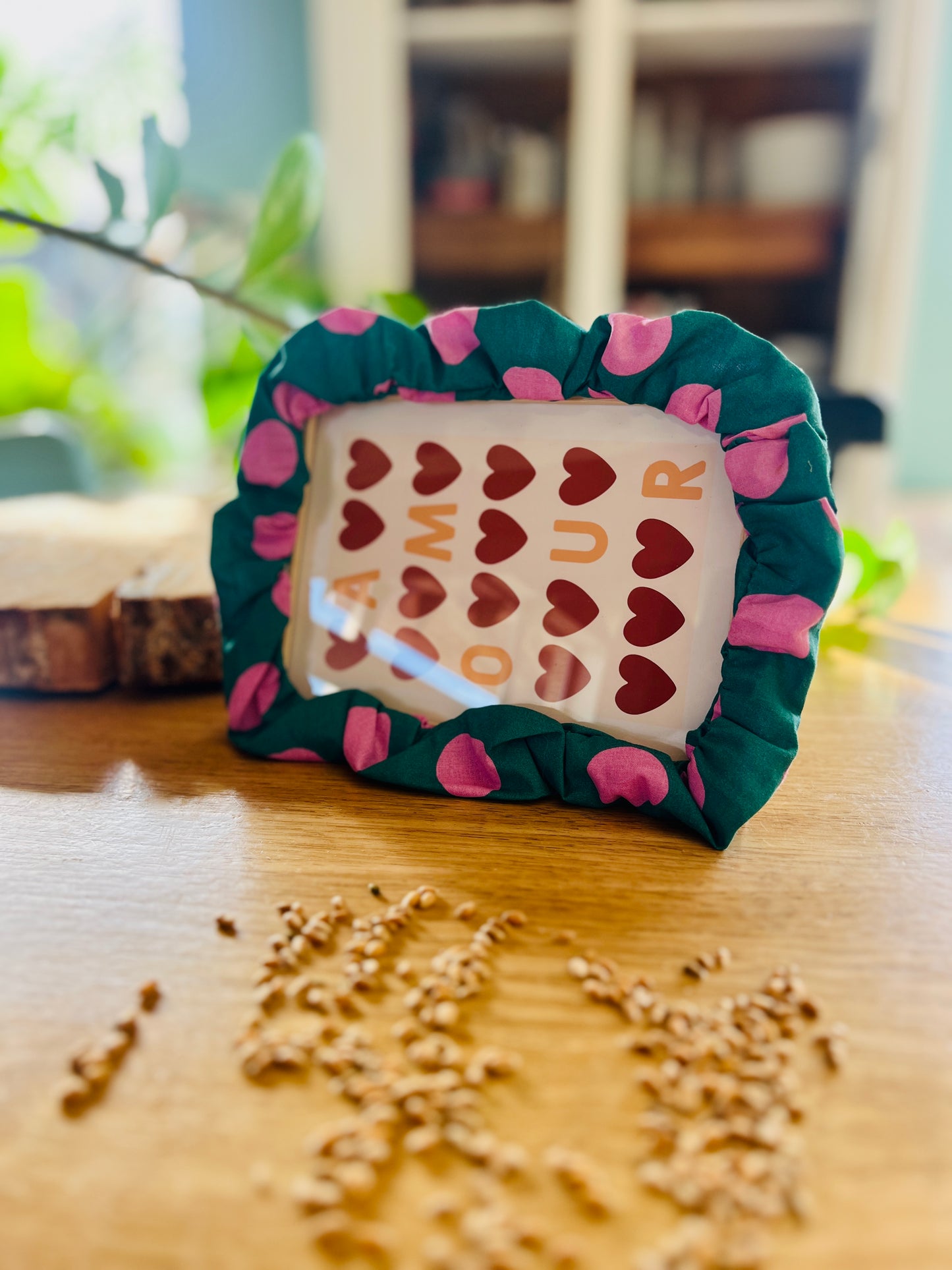 Cadre photo à froufrou – Vert & Pois Roses, artisanal et pétillant