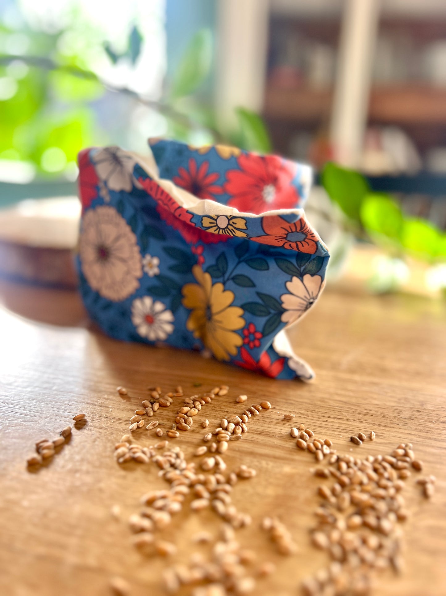 Grande bouillotte rectangulaire – Bleu & Grosses Fleurs Terracotta, artisanale et réconfortante