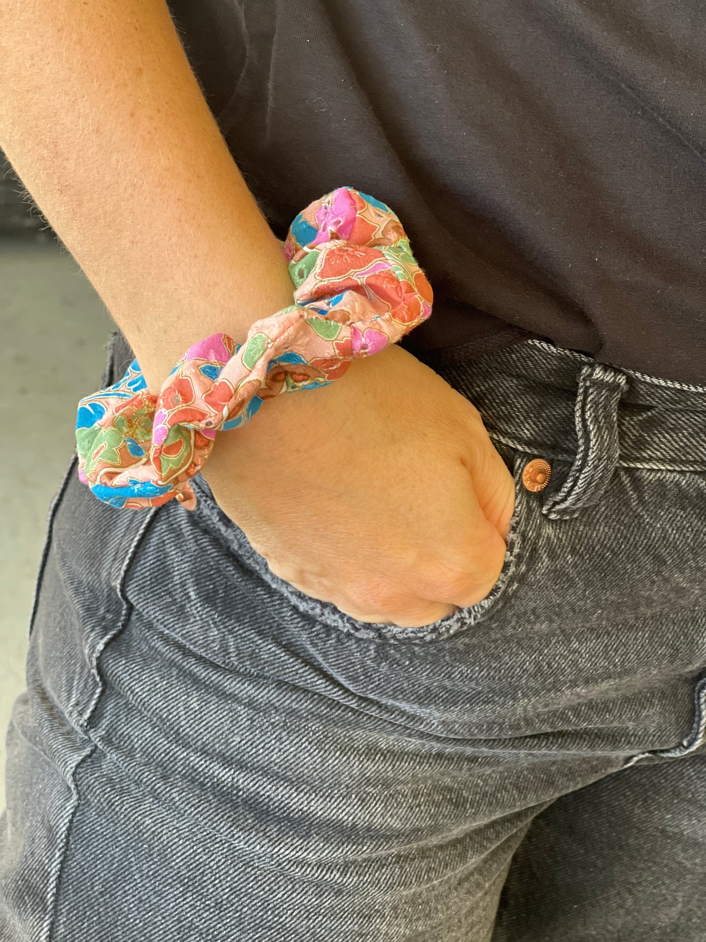 Chouchou rose fleuri en coton – Accessoire cheveux féminin et tendance