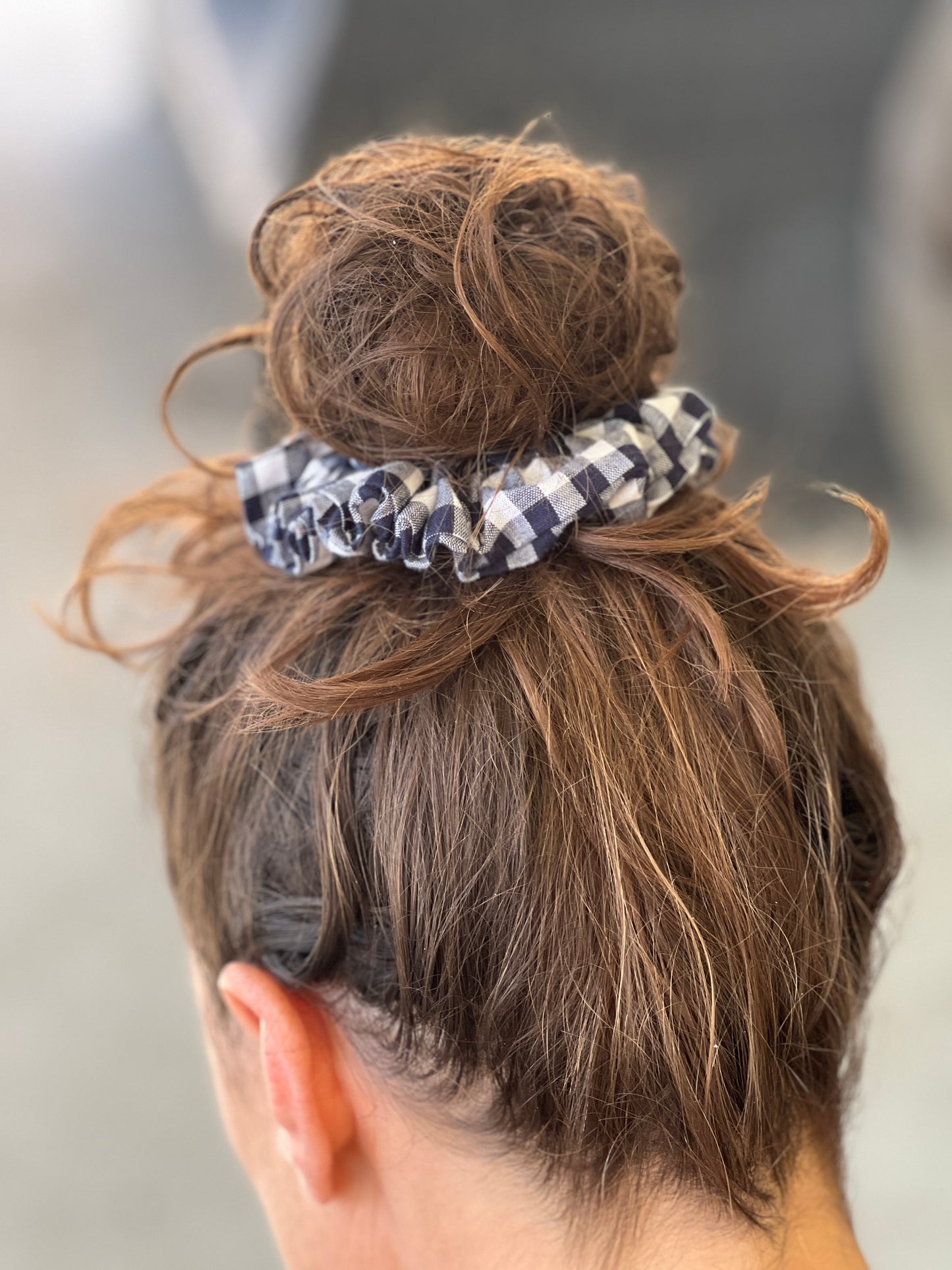 Chouchou en coton vichy bleu marine – Accessoire cheveux tendance et confortable