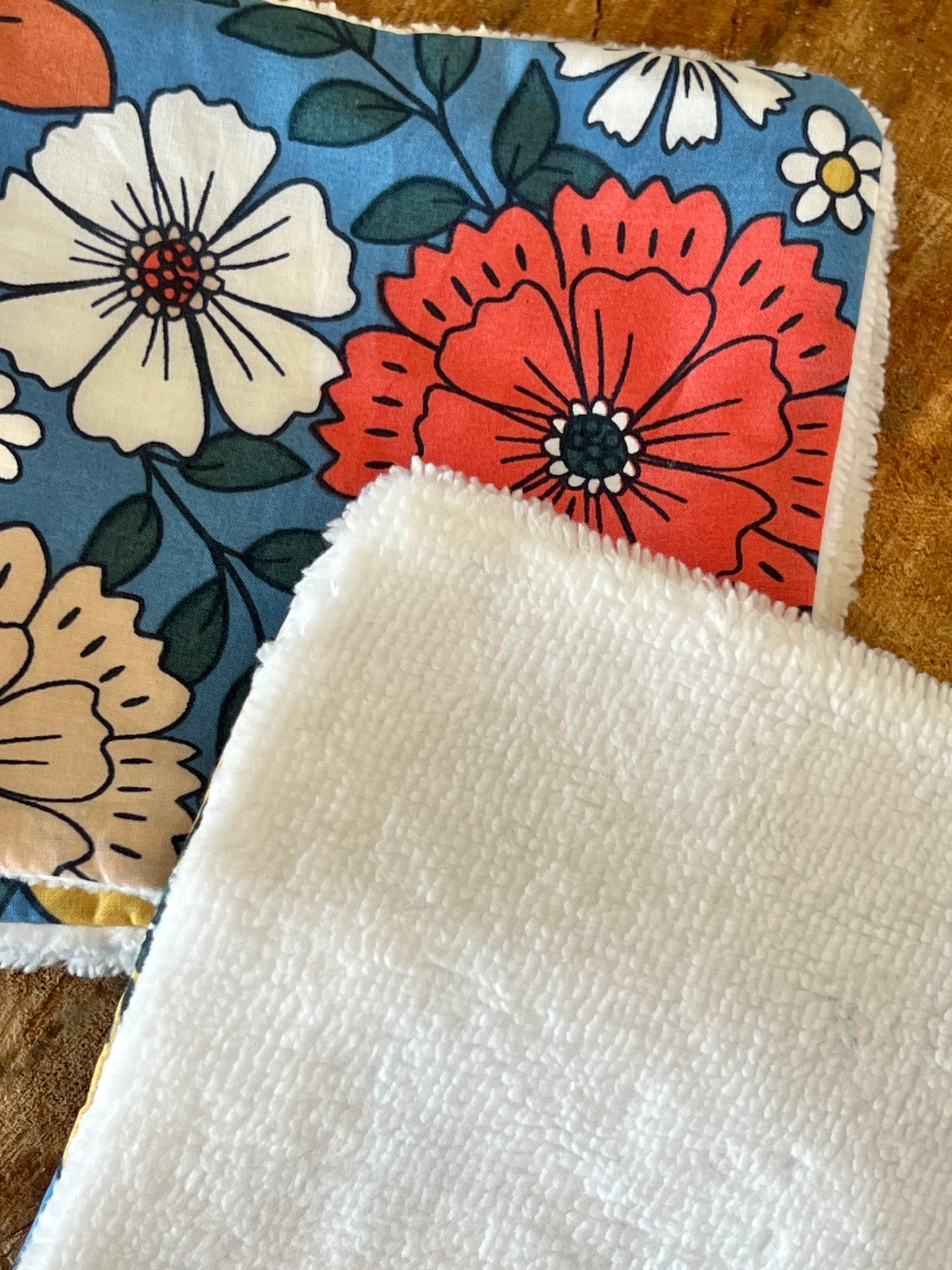 Lingettes lavables XL en coton de bambou bio – fleurs dans les tons bleu, orange et jaune