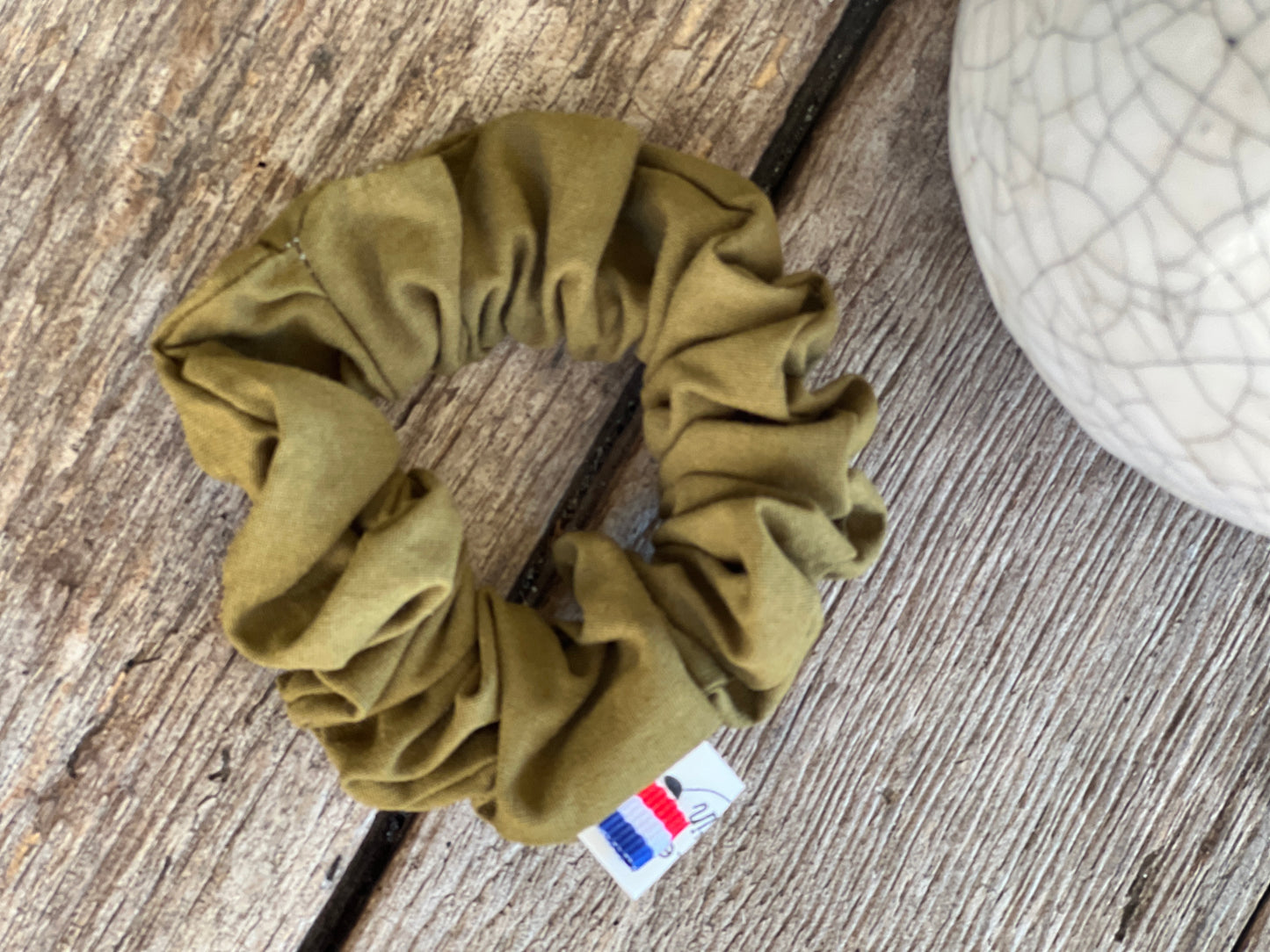 Chouchou Uni pour Cheveux – Accessoire Coloré, Confortable et Tendance