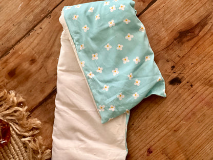 Bouillotte sèche bleu à fleurs blanches – 100 % coton, remplie de graines, réconfortante et artisanale