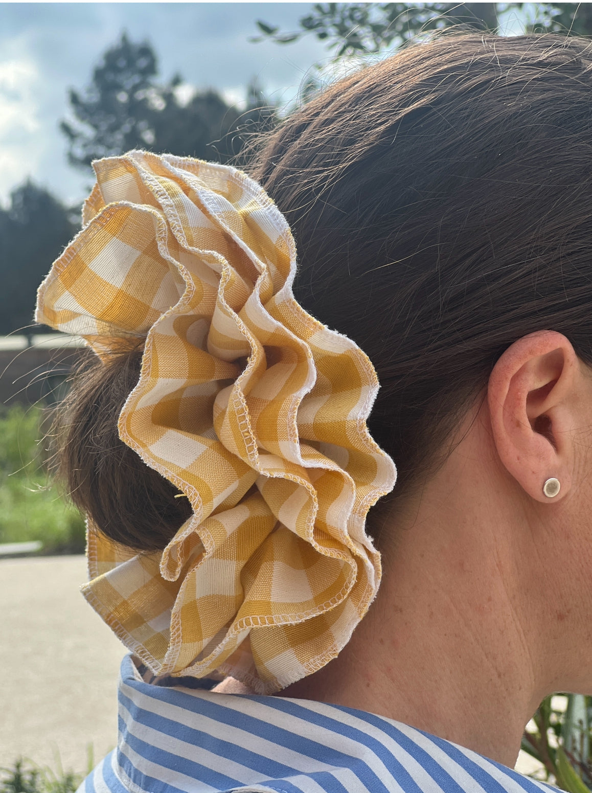 Chouchou à quatre volants vichy jaune et blanc – Accessoire cheveux joyeux et plein de peps