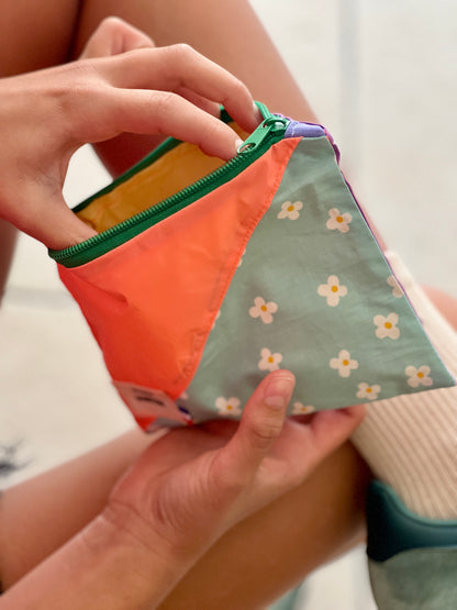 Petite trousse Louisette marguerites – Pochette écoresponsable en tissu recyclé K-Way et coton