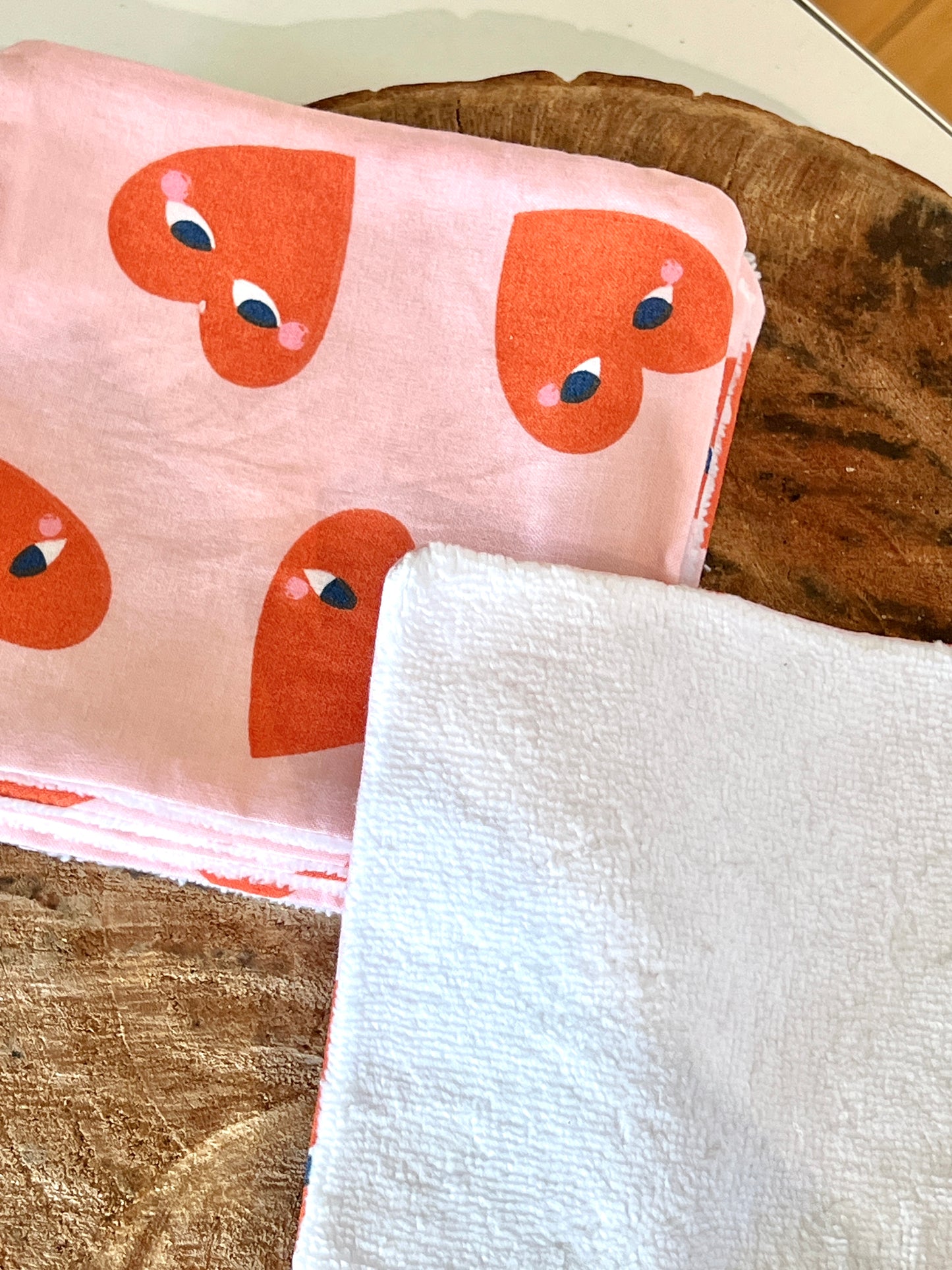 Lingettes lavables en coton de bambou bio – Tons orangé et rose avec cœurs