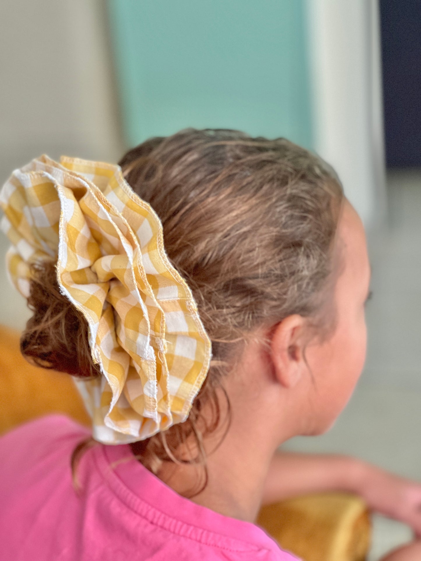 Chouchou à quatre volants vichy jaune et blanc – Accessoire cheveux joyeux et plein de peps