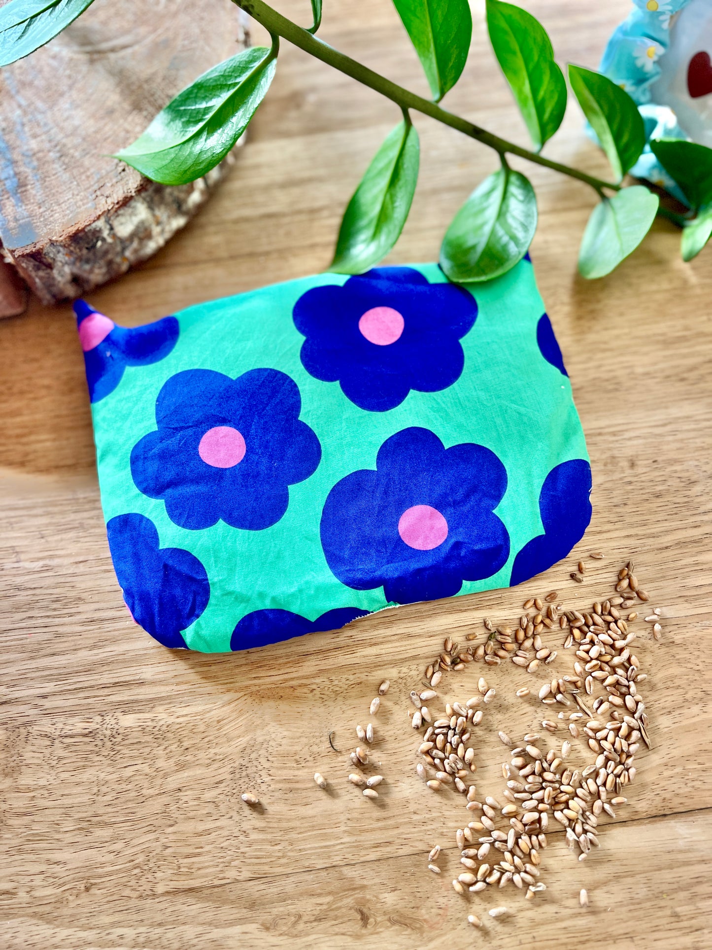 Bouillotte sèche Funky Rétro Vert & Fleurs Bleues – Artisanale, stylée & réconfortante