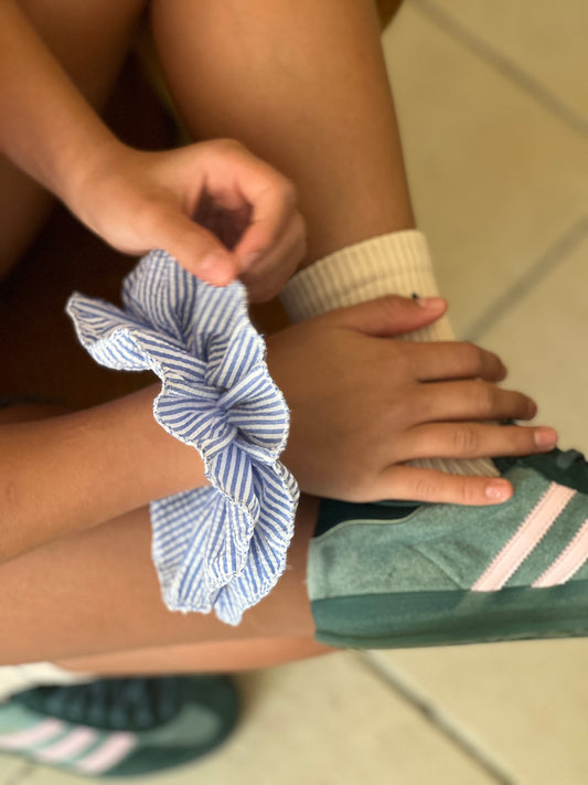 Chouchou à volant double gaze blanc à rayures bleues – Accessoire cheveux élégant et confortable