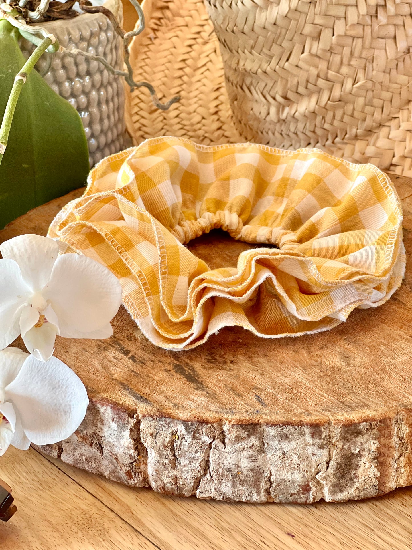 Chouchou à quatre volants vichy jaune et blanc – Accessoire cheveux joyeux et plein de peps