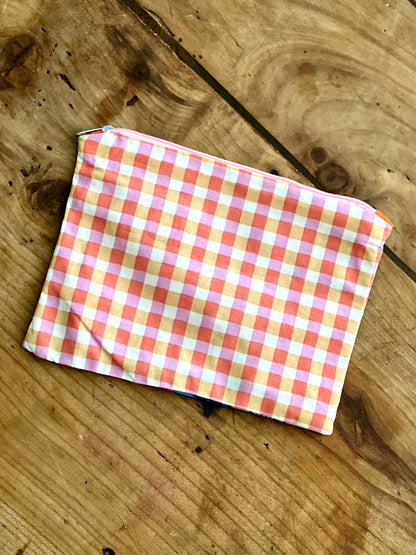 Petite pochette Louisette en coton Vichy et fleuris – Trousse maquillage ou porte-monnaie orange et rose bleu