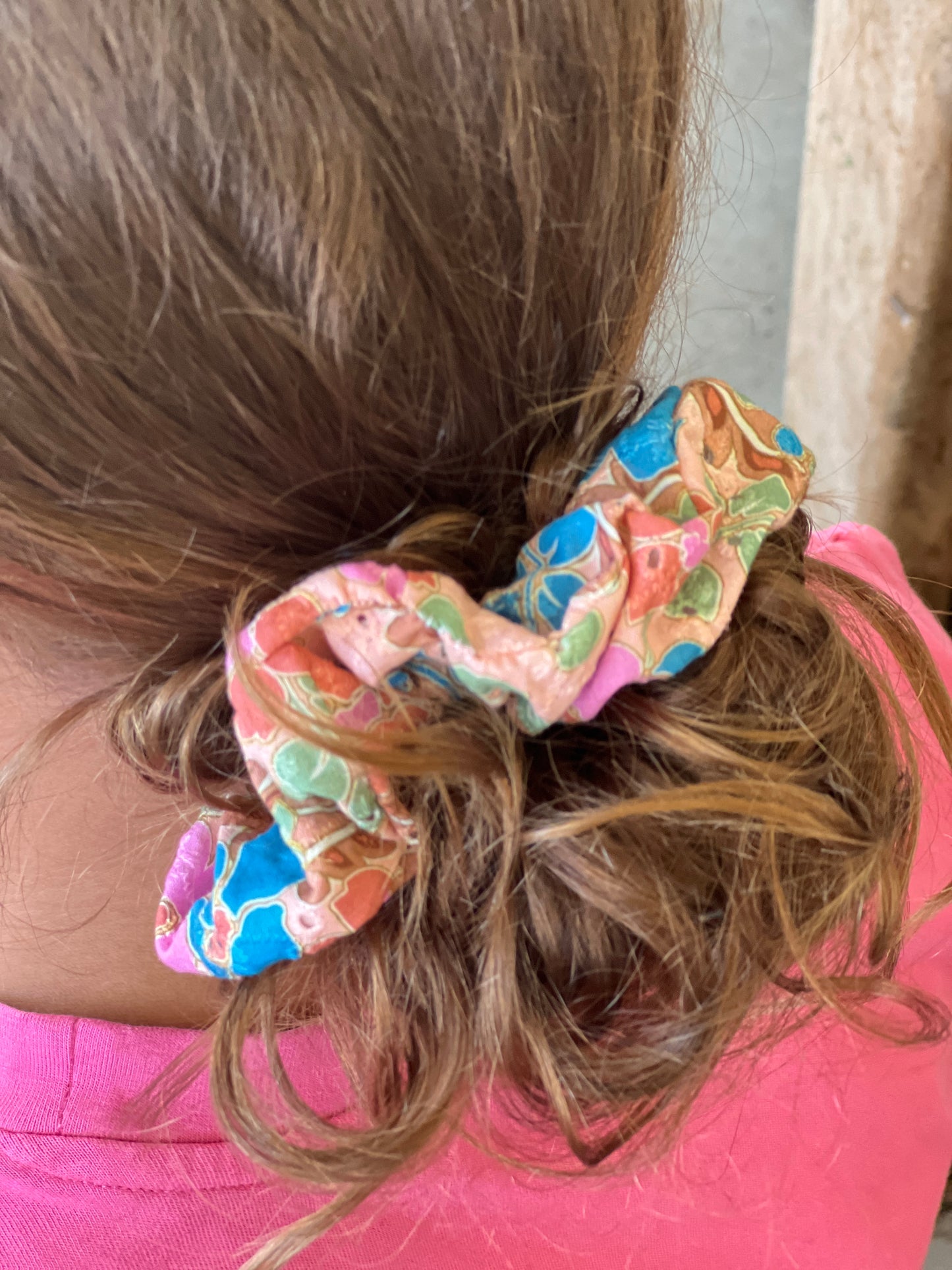 Chouchou rose fleuri en coton – Accessoire cheveux féminin et tendance