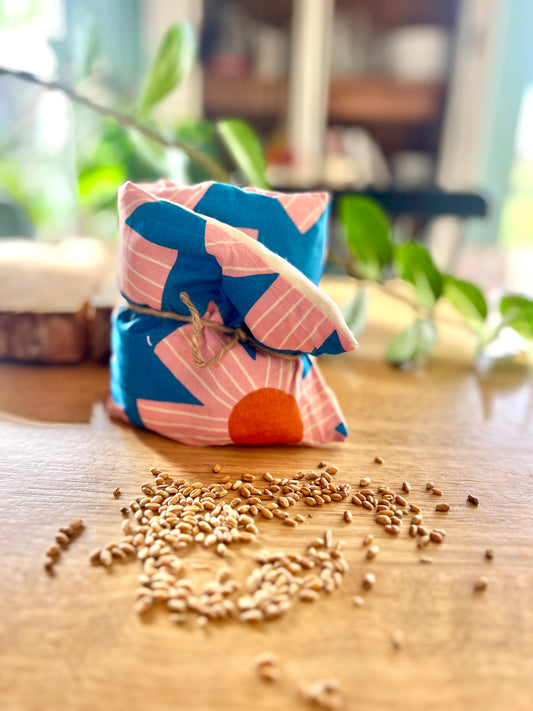 Grande bouillotte rectangulaire – Bleu & Grosses Fleurs, artisanale et réconfortante 🔵🌸