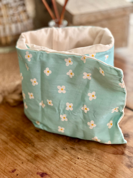 Bouillotte sèche bleu à fleurs blanches – 100 % coton, remplie de graines, réconfortante et artisanale