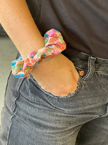 Chouchou rose fleuri en coton – Accessoire cheveux féminin et tendance