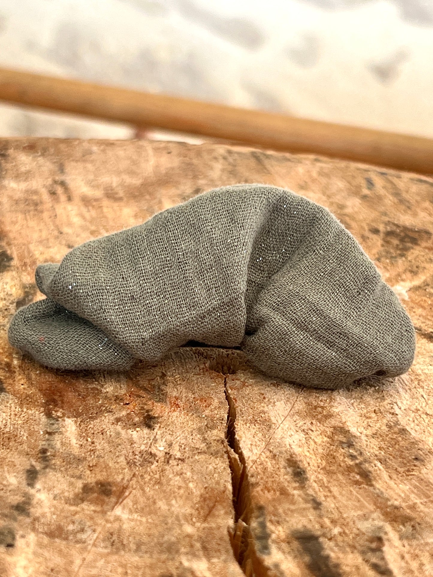 Barrette à Clip en Double Gaze Kaki à Paillettes – Élégance Discrète & Touche Lumière