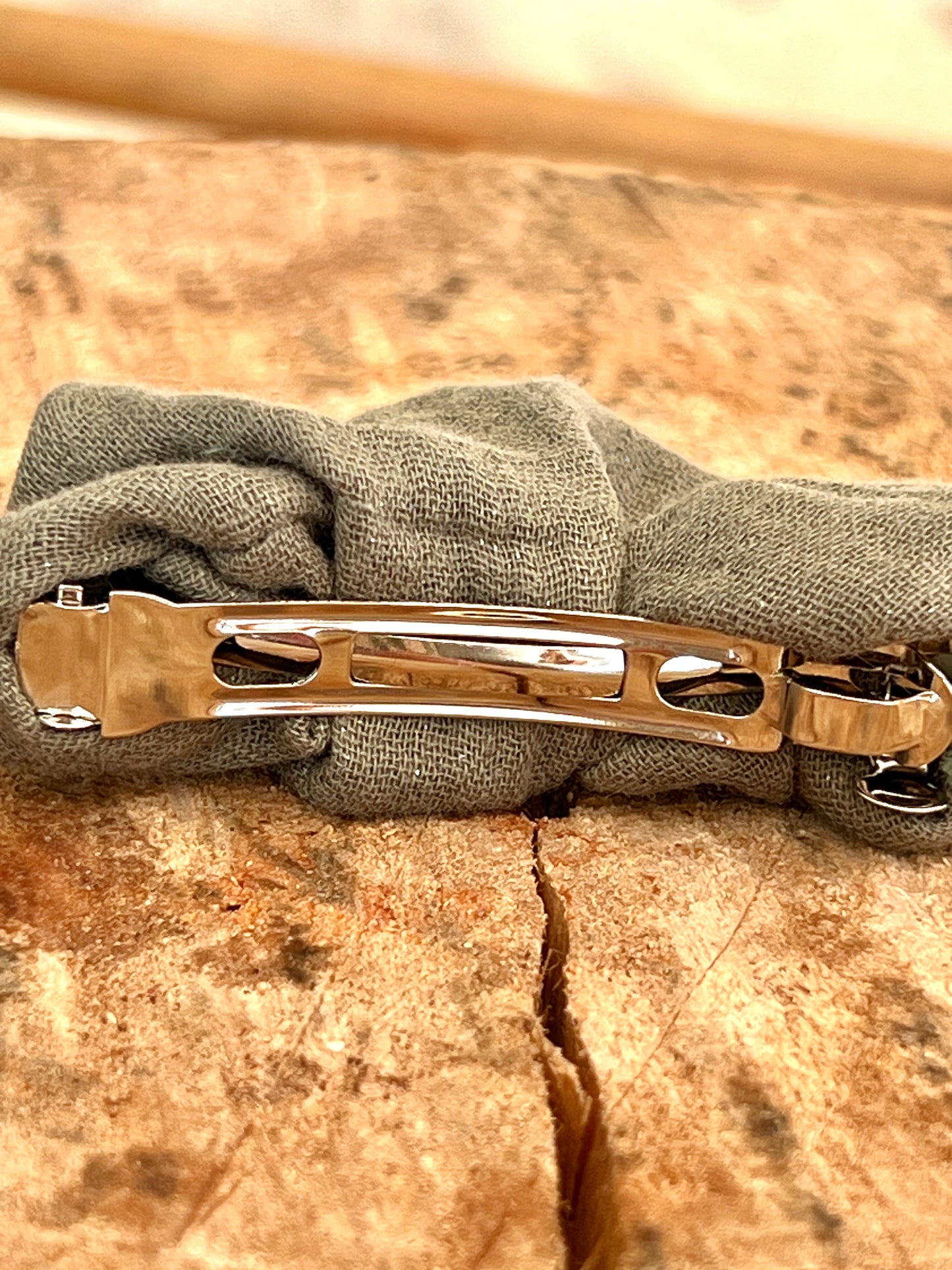 Barrette à Clip en Double Gaze Kaki à Paillettes – Élégance Discrète & Touche Lumière